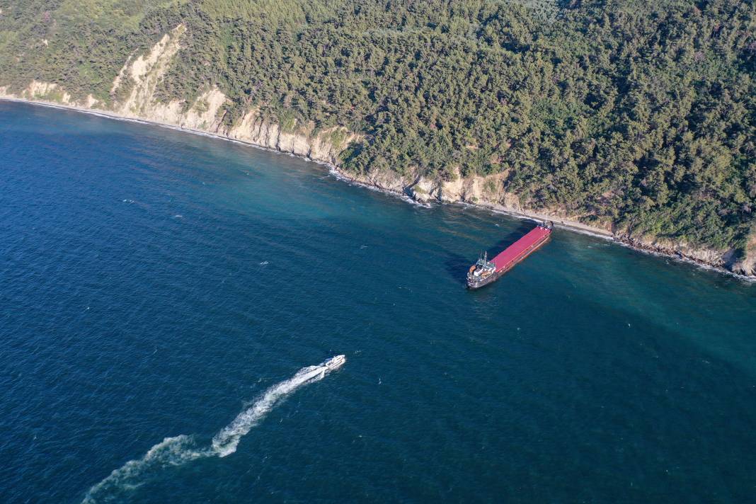 Mudanya'da karaya oturan kargo gemisi kurtarıldı 2